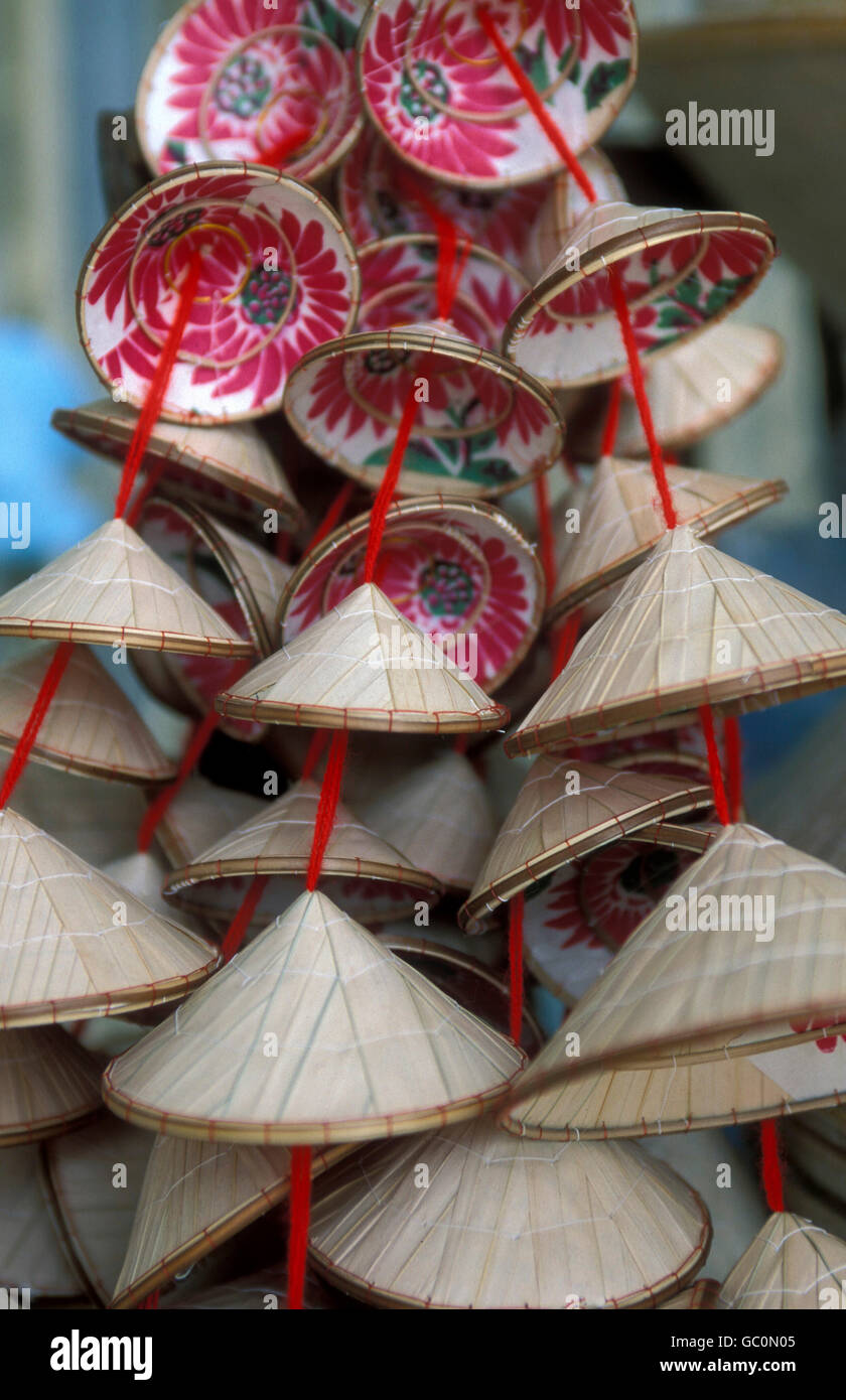 Capanna vietnamita souvenir presso un mercato nella città di Ho chi minh city in Vietnam Foto Stock