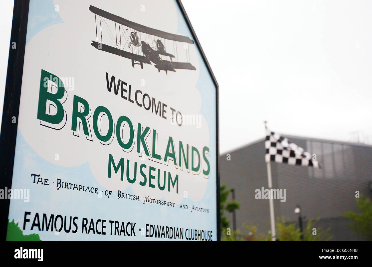 Il cartello per il Brooklands Museum, che mostra l'aviazione e gli sport motoristici britannici. Foto Stock