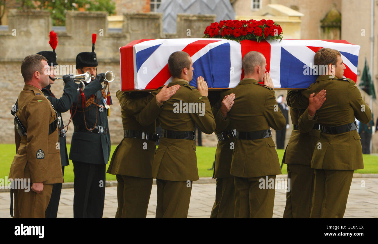 I Buglers giocano l'ultimo alberino mentre la bara drapped della bandiera di Harry Patch è effettuata della cattedrale di Wells dai soldati dai fucili dopo il servizio nel Somerset. Foto Stock