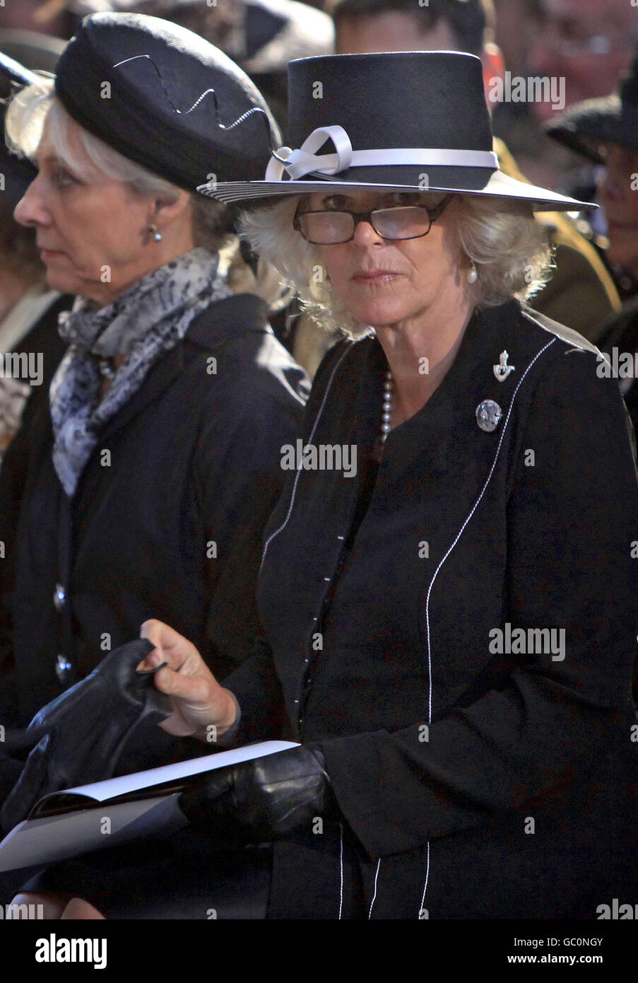 La Duchessa di Cornovaglia (a destra) durante i funerali del veterano della prima guerra mondiale Harry Patch alla Cattedrale di Wells nel Somerset. Foto Stock