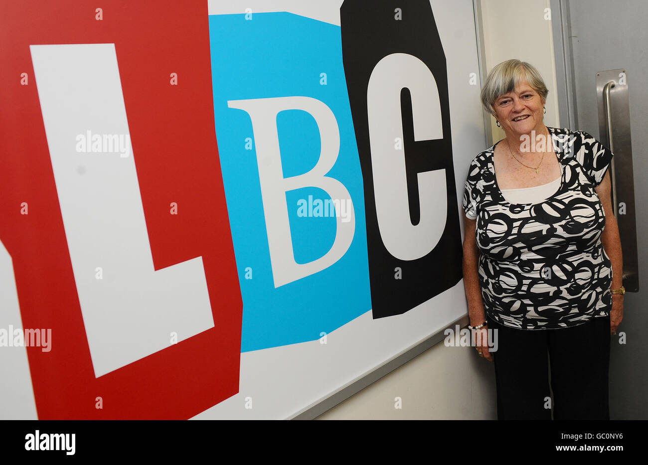 Ann Widdeveste si prepara per il suo nuovo ruolo di presentatore radiofonico sulla conversazione più grande di Londra. Presentera' lo spettacolo feriale di metà mattina da Lunedi' 10 a Venerdi' 21 Agosto, dalle 10 alle 13. Foto Stock