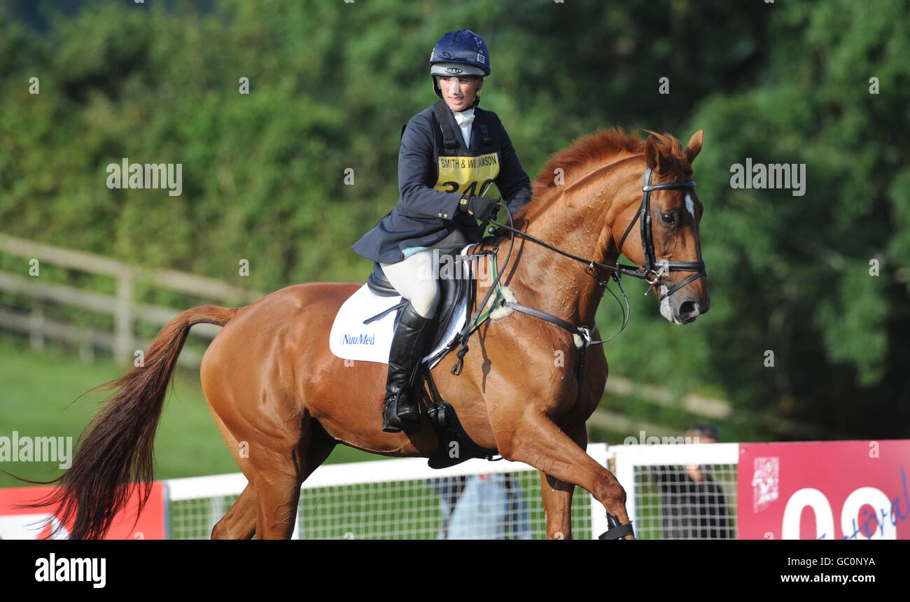 Zara Phillips prepara Secret Legacy prima di entrare nell'arena di salto dello spettacolo nella sezione intermedia durante il Festival of British Eventing a Gatcombe Park, Stroud. Foto Stock