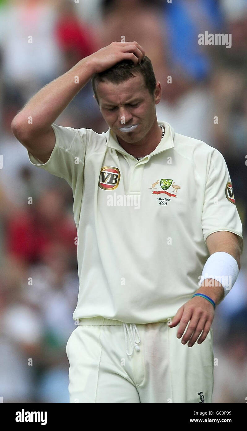 Il bowler australiano Peter Siddle guarda la coda inglese aggiungere corse durante il quarto test a Headingley, Leeds. Foto Stock