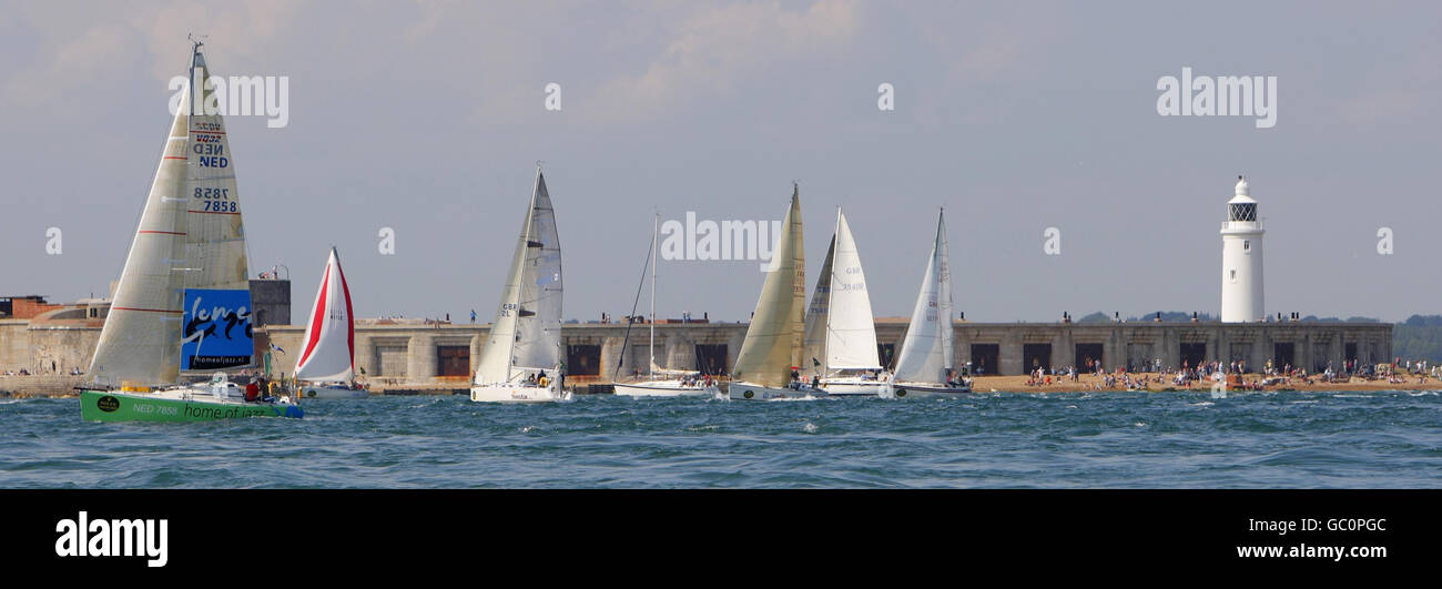 Vela - Rolex Fastnet Race 2009 - il Solent. Gli yacht più piccoli della flotta passano il Castello di Hurst dopo l'inizio della biennale Rolex Fastnet Race sul Solent. Foto Stock