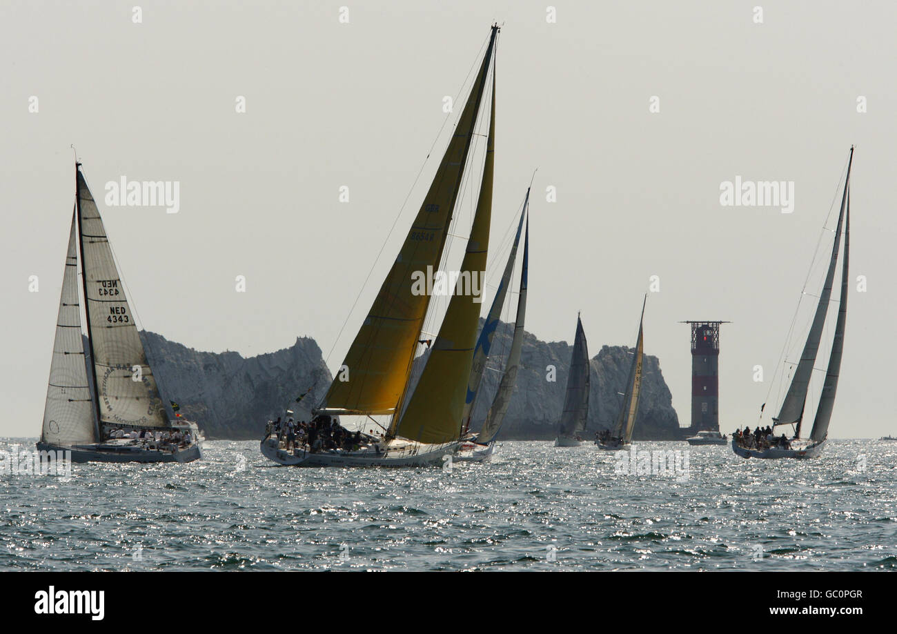 La flotta passa gli aghi dopo l'inizio della biennale Rolex Fastnet Race sul Solent. Foto Stock