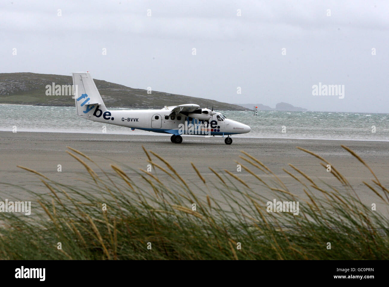 Un aereo Fly Be sulla spiaggia prima del decollo dalla spiaggia all'Aeroporto di barra. Bagnata dalla marea due volte al giorno, Traigh Mhor spiaggia è noto per essere l'unica pista da spiaggia al mondo per gestire i servizi di linea aerea Foto Stock
