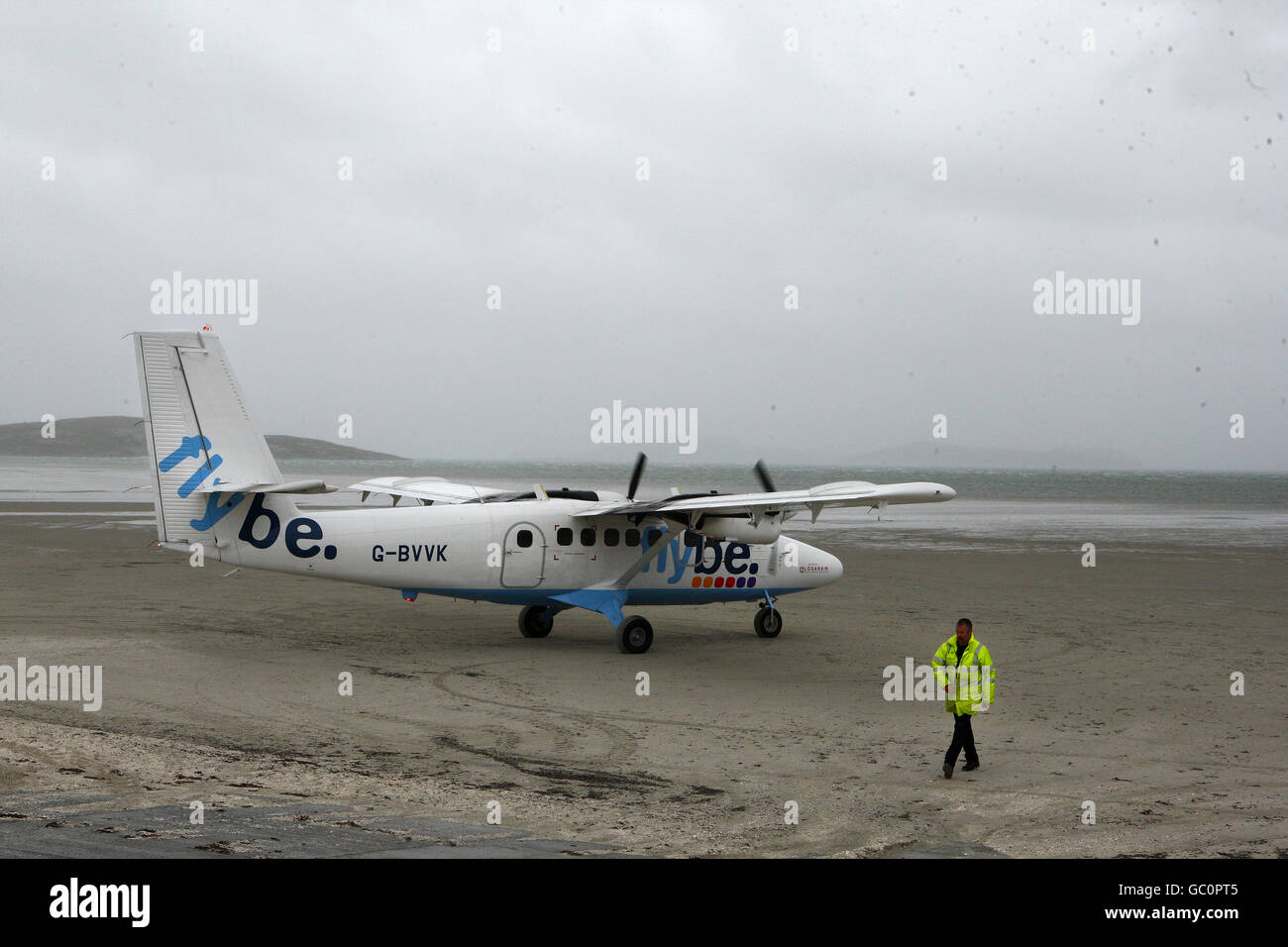 Un aereo Fly Be sulla spiaggia prima del decollo dalla spiaggia all'Aeroporto di barra. Bagnata dalla marea due volte al giorno, Traigh Mhor spiaggia è noto per essere l'unica pista da spiaggia al mondo per gestire i servizi di linea aerea Foto Stock
