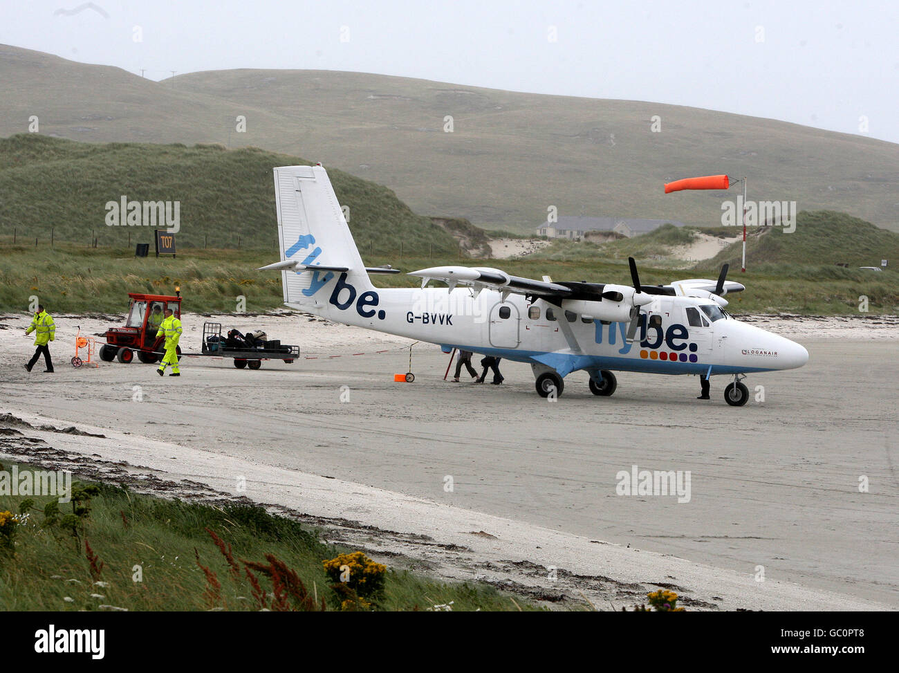 Un aereo Fly Be sulla spiaggia prima del decollo dalla spiaggia all'Aeroporto di barra. Bagnata dalla marea due volte al giorno, Traigh Mhor spiaggia è noto per essere l'unica pista da spiaggia al mondo per gestire i servizi di linea aerea Foto Stock