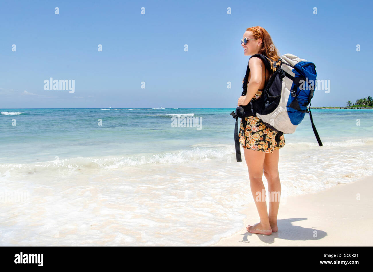 Bella ragazza backpacker in spiaggia Foto Stock