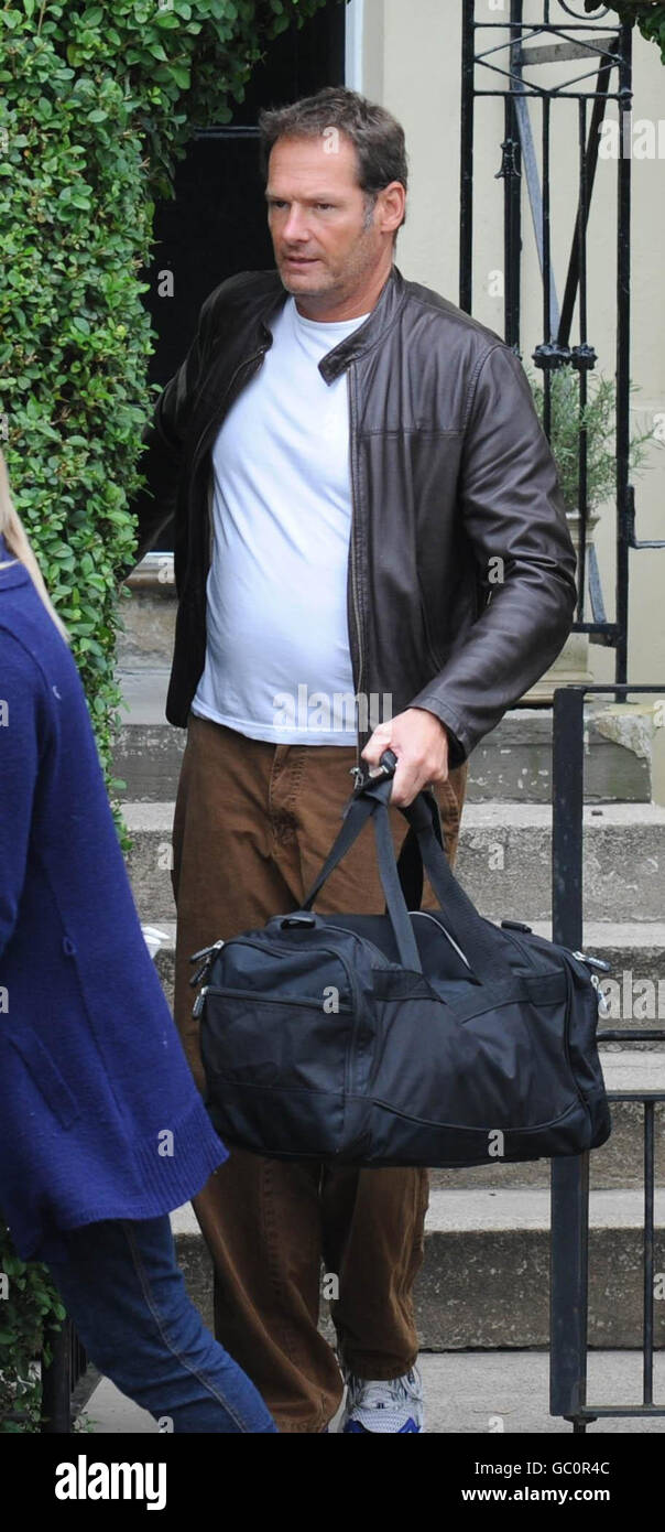 Mark Lester. Mark Lester lascia la Carlton Clinic a Carlton Street, Cheltenham. Foto Stock