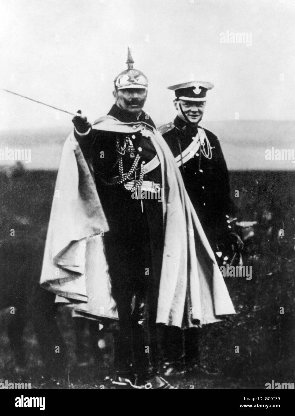Il Kaiser Guglielmo II (1859-1941), l'imperatore di Germania e re di Prussia, con una giovane Winston Churchill sull esercito tedesco manovre, c.1909. Foto Stock