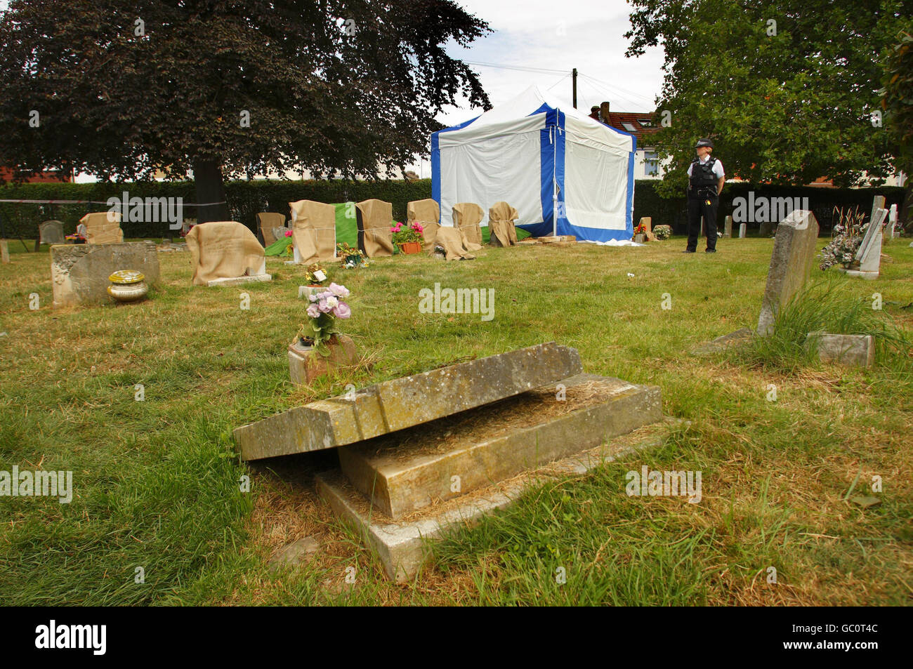 Un ufficiale della polizia dell'Hampshire si trova al cimitero di Kingston a Portsmouth, dove il corpo di un uomo è stato sumicato durante la notte in relazione all'assassinio di Southampton Teresa De Simone nel 1979. Foto Stock