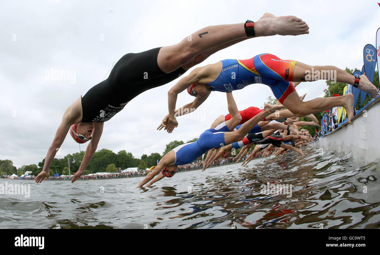 Alistair Brownlee (fronte) della Gran Bretagna si tuffa nella serpentina accanto al resto del campo durante il Dextro Energy Triathlon ITU World Championship, Londra. Foto Stock