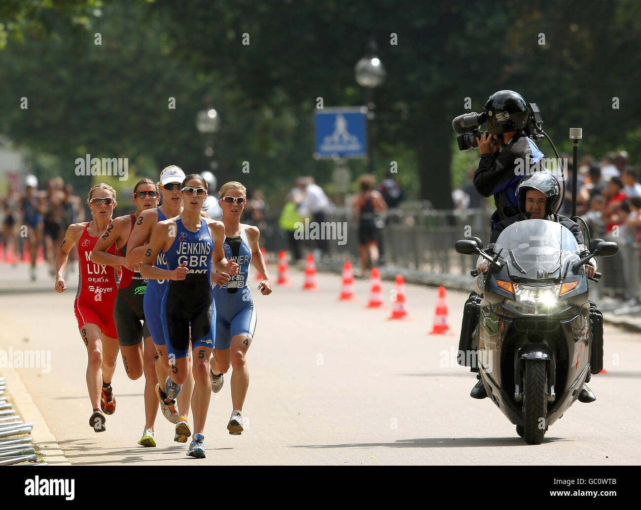 Helen Jenkins della Gran Bretagna guida durante la fase di corsa durante il Dextro Energy Triathlon ITU World Championship, Londra. Foto Stock