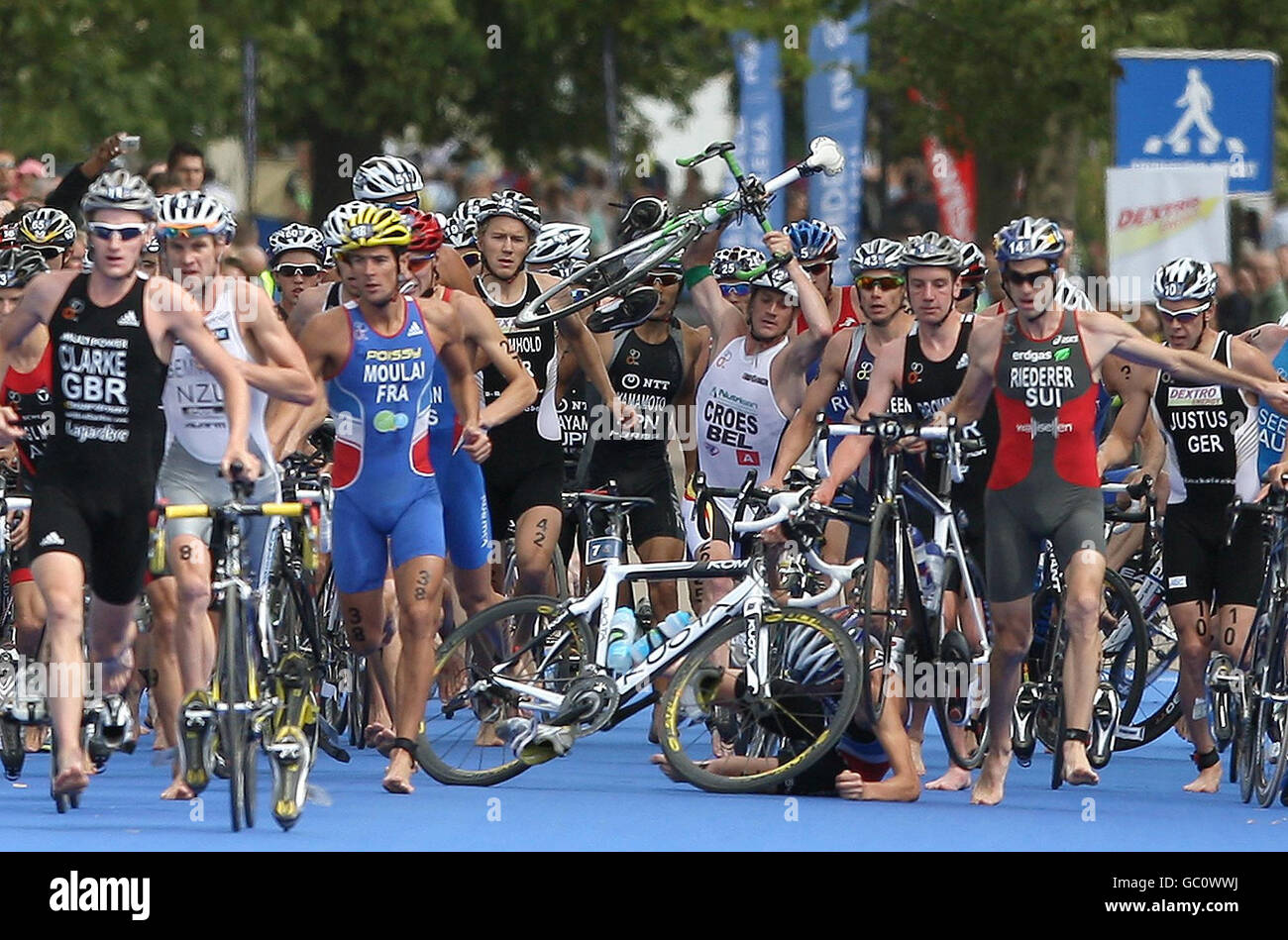 Atletica - Dextro Energy Triathlon ITU World Championship - Londra. I concorrenti evitano il caduto Laurent Vidal durante la transizione ciclistica durante il Dextro Energy Triathlon ITU World Championship di Londra. Foto Stock