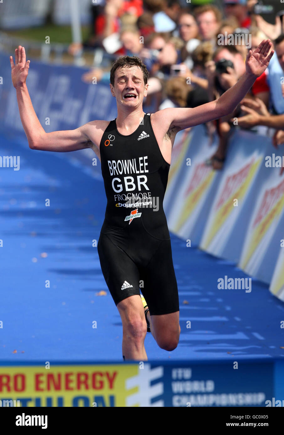 Atletica - Dextro Energy Triathlon ITU World Championship - Londra. Alistair Brownlee della Gran Bretagna reagisce mentre supera la linea per vincere durante il Dextro Energy Triathlon ITU World Championship di Londra. Foto Stock