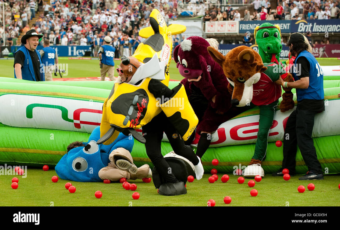 La gara annuale di mascotte durante la partita della Twenty20 Cup a Edgbaston, Birmingham. Foto Stock