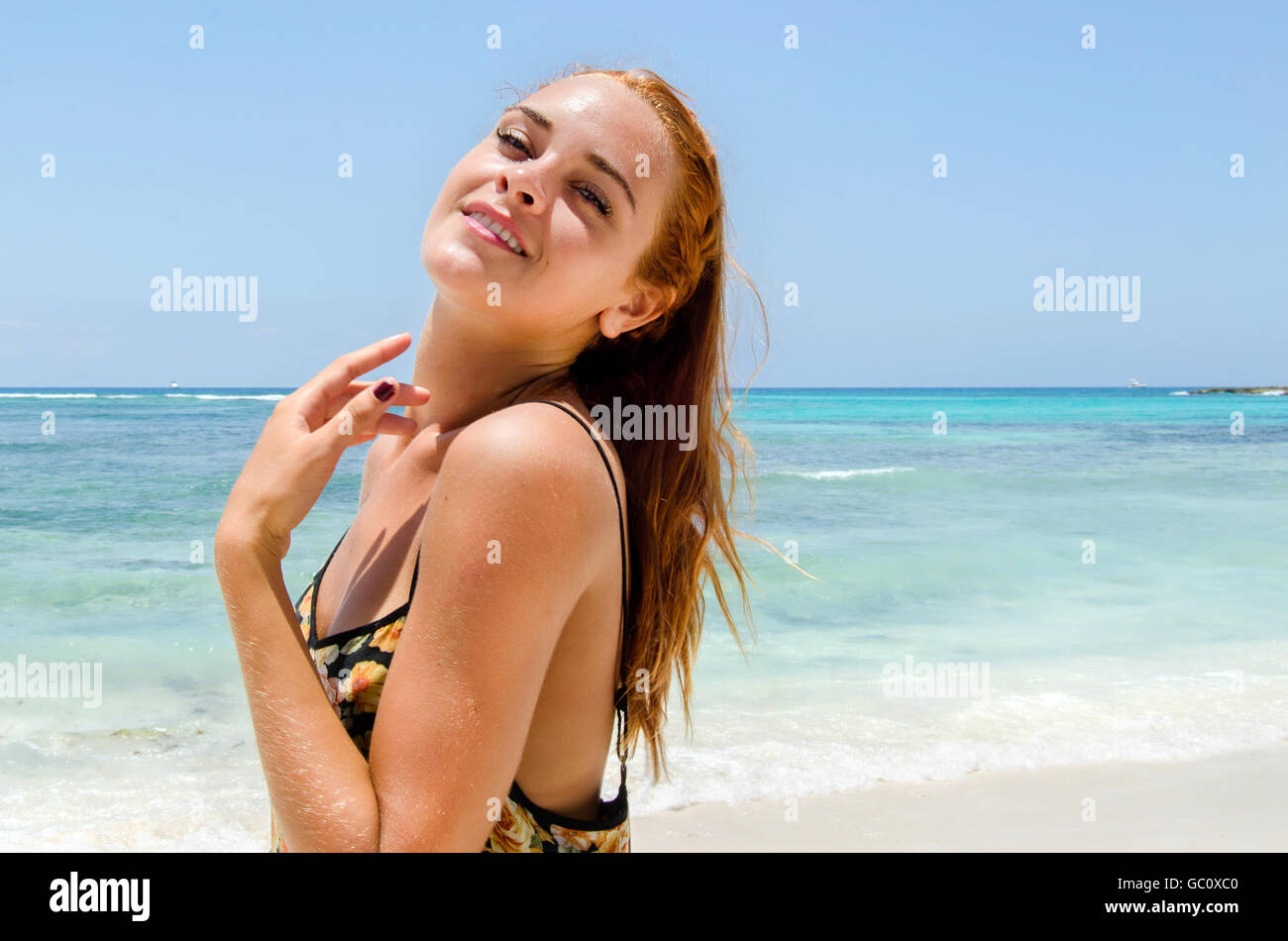 Ritratto di una giovane donna in spiaggia Foto Stock