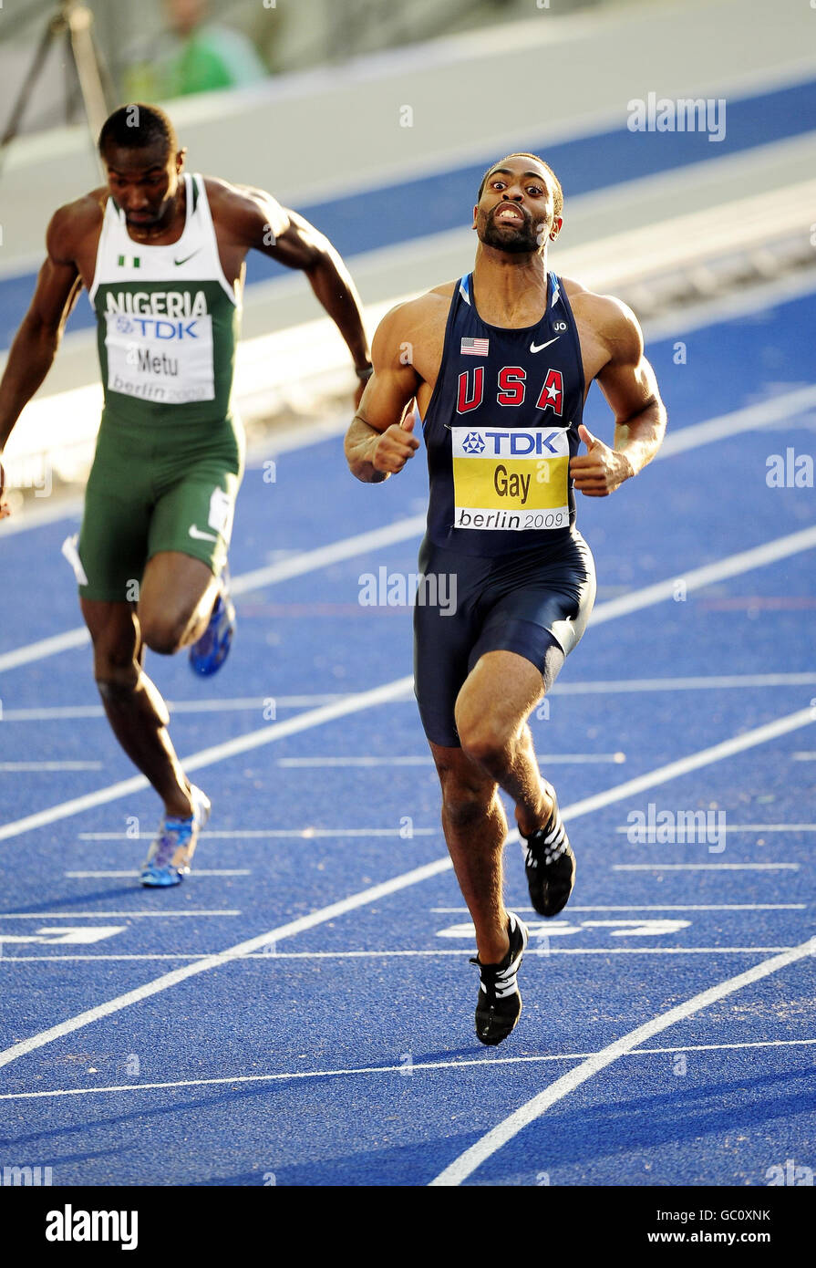Tyson Gay degli Stati Uniti vince la sua seconda gara di round nei 100m maschile durante i Campionati del mondo IAAF all'Olympiastadion di Berlino. Foto Stock