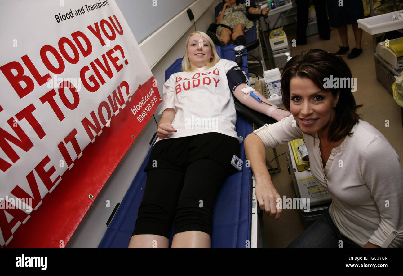 Natasha Kaplinsky (a destra) con Blood Buddy Amy Yates, durante il lancio di NHS non aspettare di donare e portare una campagna di sangue e trapianto di mate, al West End Donor Center, nel centro di Londra. Foto Stock