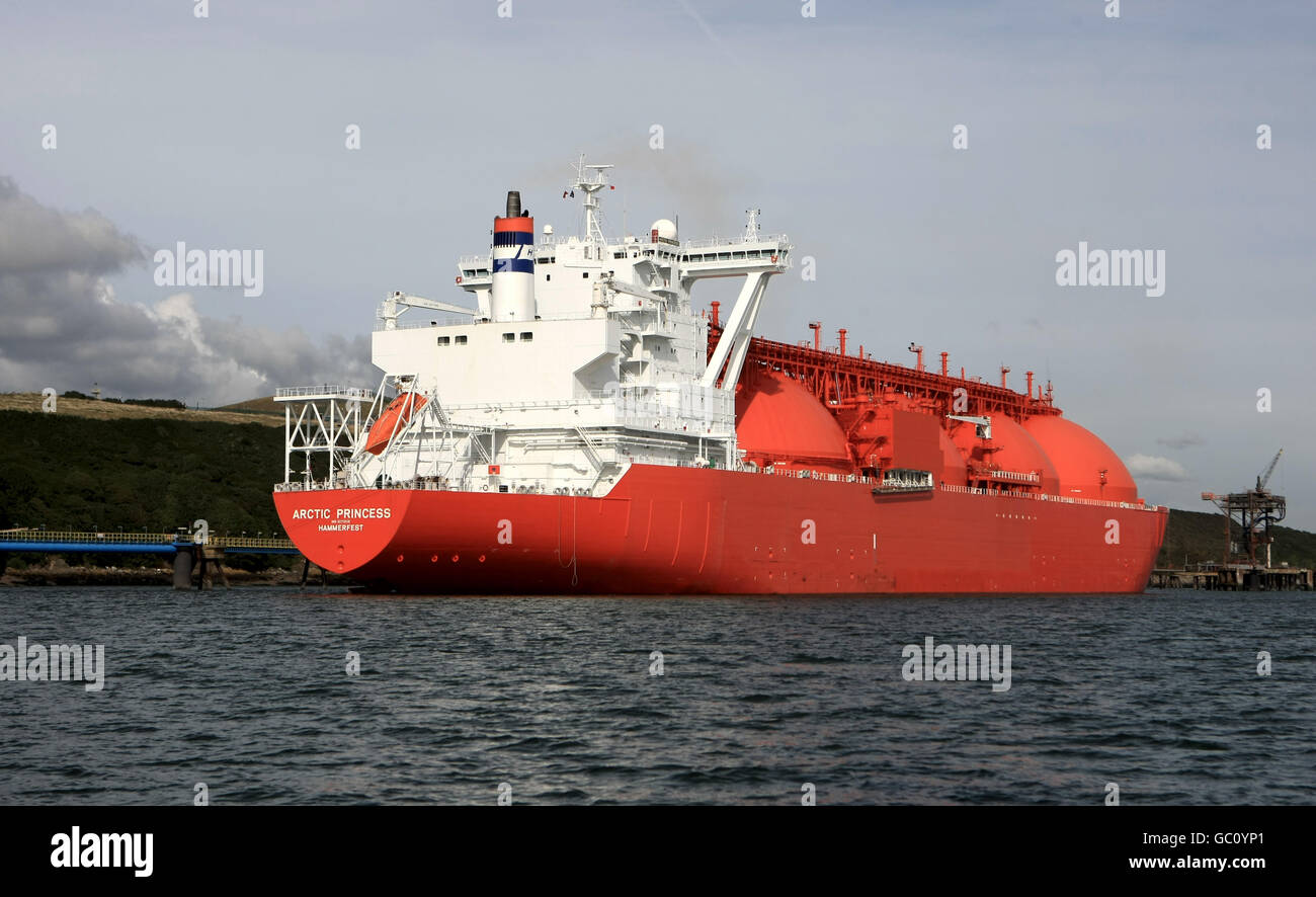 Portatore di gas naturale liquefatto (GNL) Arctic Princess legato insieme a Dragon GNL, Waterson Cross, Milford Haven. Foto Stock