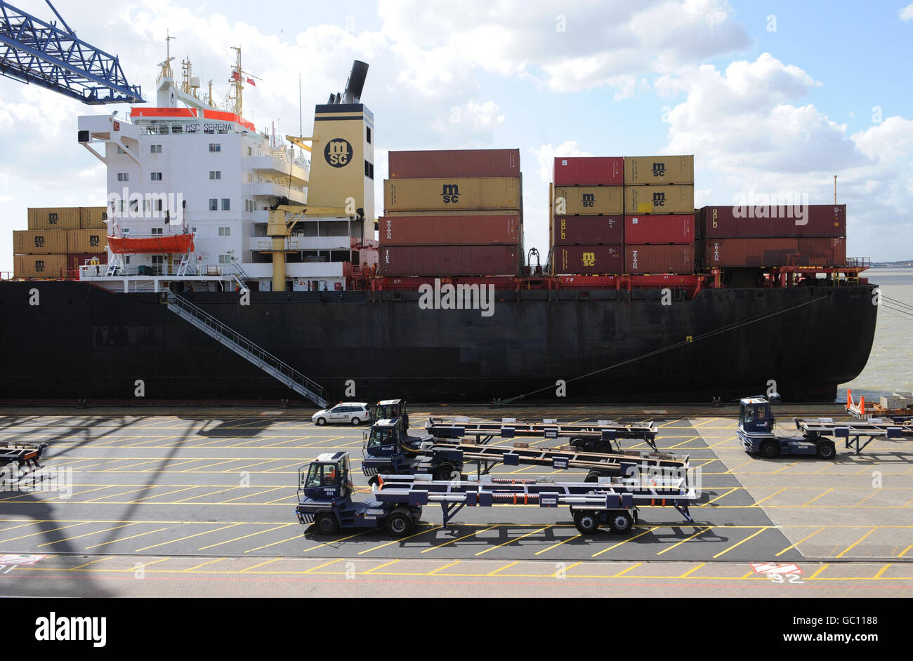 Il MSC Serena viene scaricato nel porto di Felixstowe a Suffolk, trasportando rifiuti tossici originariamente spediti in Brasile dal Regno Unito. Foto Stock