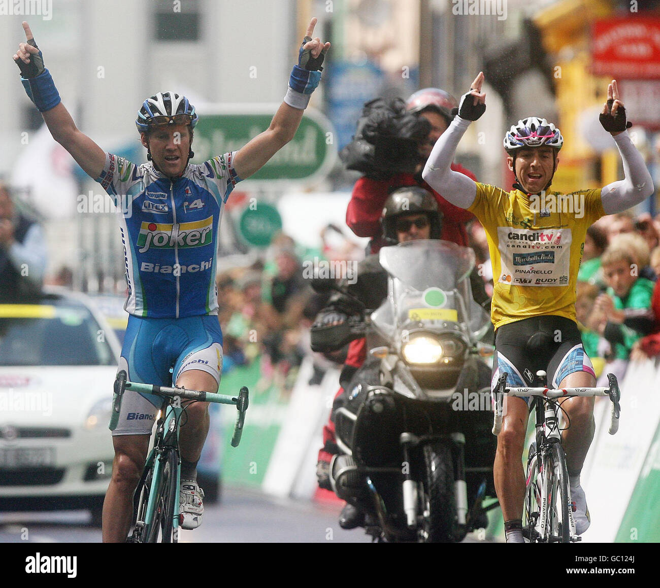 Lars Petter Nordhaug di Joker Bianchi (a sinistra) vince la terza tappa con il secondo posto Russell Downing di Candi TV - Marshalls Pasta, vincendo il Tour assoluto durante la terza fase del Tour d'Irlanda tra Bantry e Cork in Irlanda. Foto Stock