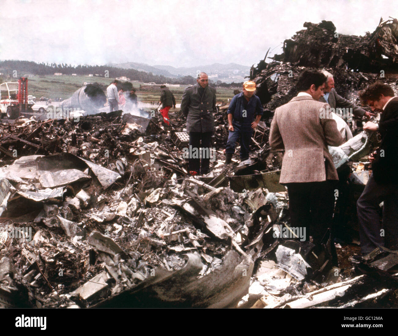 I lavoratori di emergenza vagliano il relitto dei due Boeing 747 che si scontrarono sulla pista, uccidendo 583 persone Foto Stock