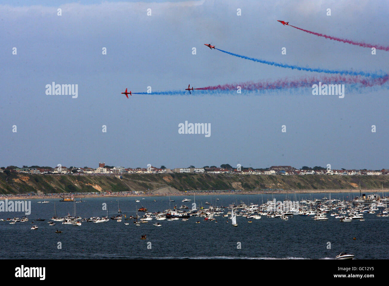 Un mare affollato di barche mentre gli spettatori guardano le frecce rosse al Bournemouth Air Show. Foto Stock