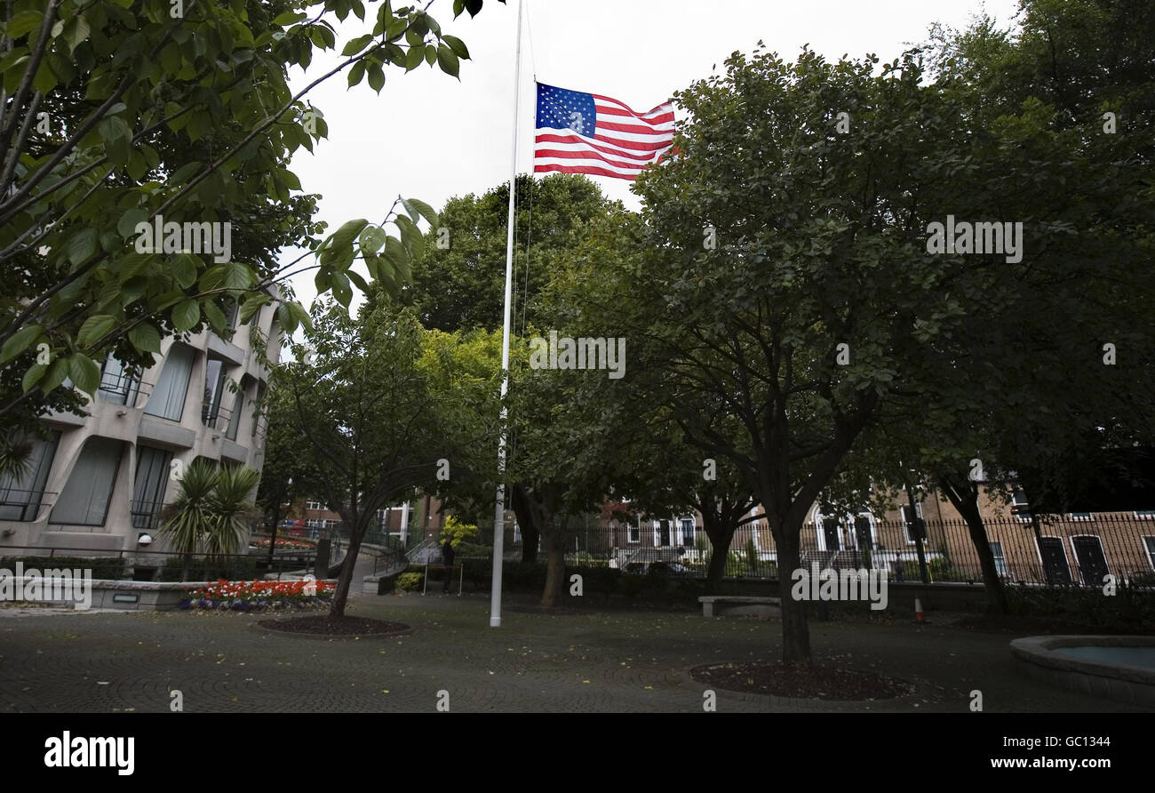 Una bandiera vola a metà albero in omaggio al senatore democratico Ted Kennedy all'ambasciata americana a Dublino. Foto Stock