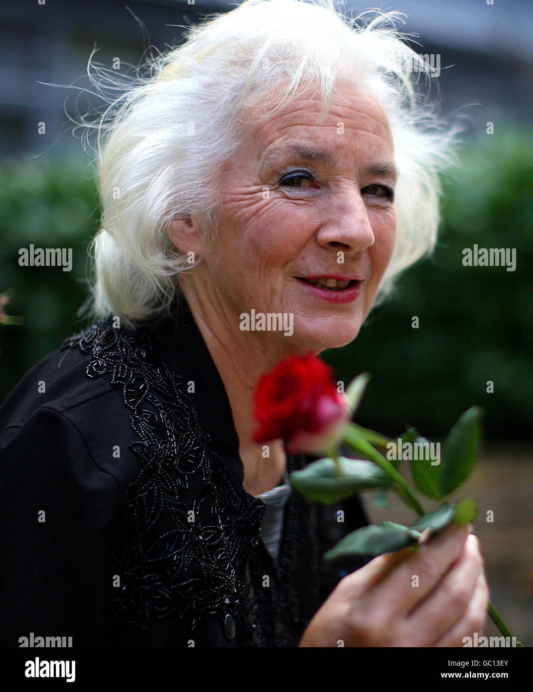 Il primo vincitore della Rose of Tralee Alice o'Sullivan con una rosa data da Milly Chilvers, di 6 anni, di Londra, nel giardino dell'hotel Fels Point, in occasione del 50° anniversario della famosa Rose of Tralee. Foto Stock