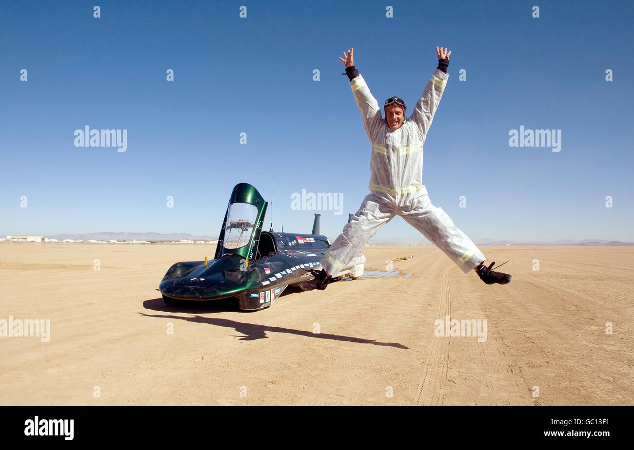 Don Wales, il secondo pilota della British Steam Car, salta per gioia dopo aver attraversato Rogers Dry Lake sulla base dell'aeronautica di Edwards, Mojave Desert, California, USA, rompendo il record di velocità terrestre della squadra per una macchina a vapore. Foto Stock