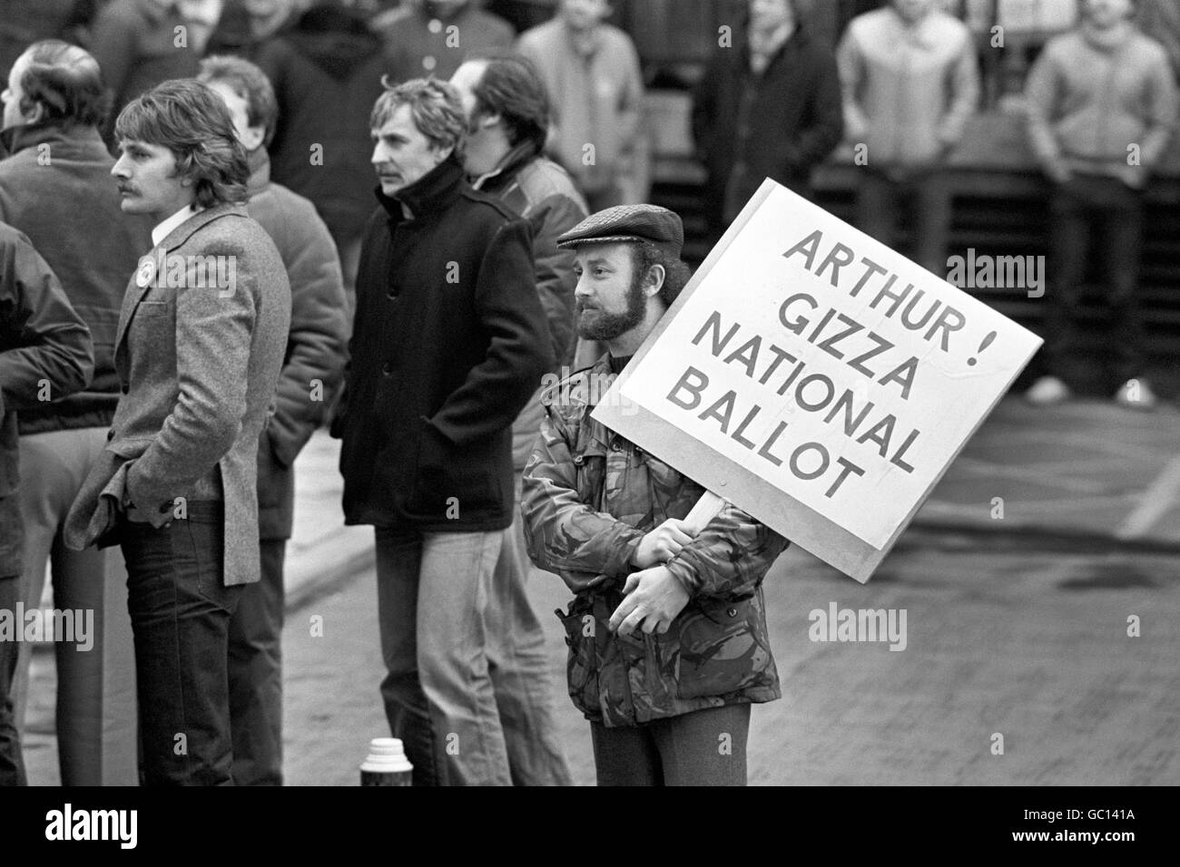 Un minatore di Leicester del Power Group detiene un cartello rivolto al presidente della National Union of Miners Arthur Scargil, fuori dalla sede centrale di Sheffield della NUM, quando Scargill ha parlato con i minatori di Leicester. Foto Stock