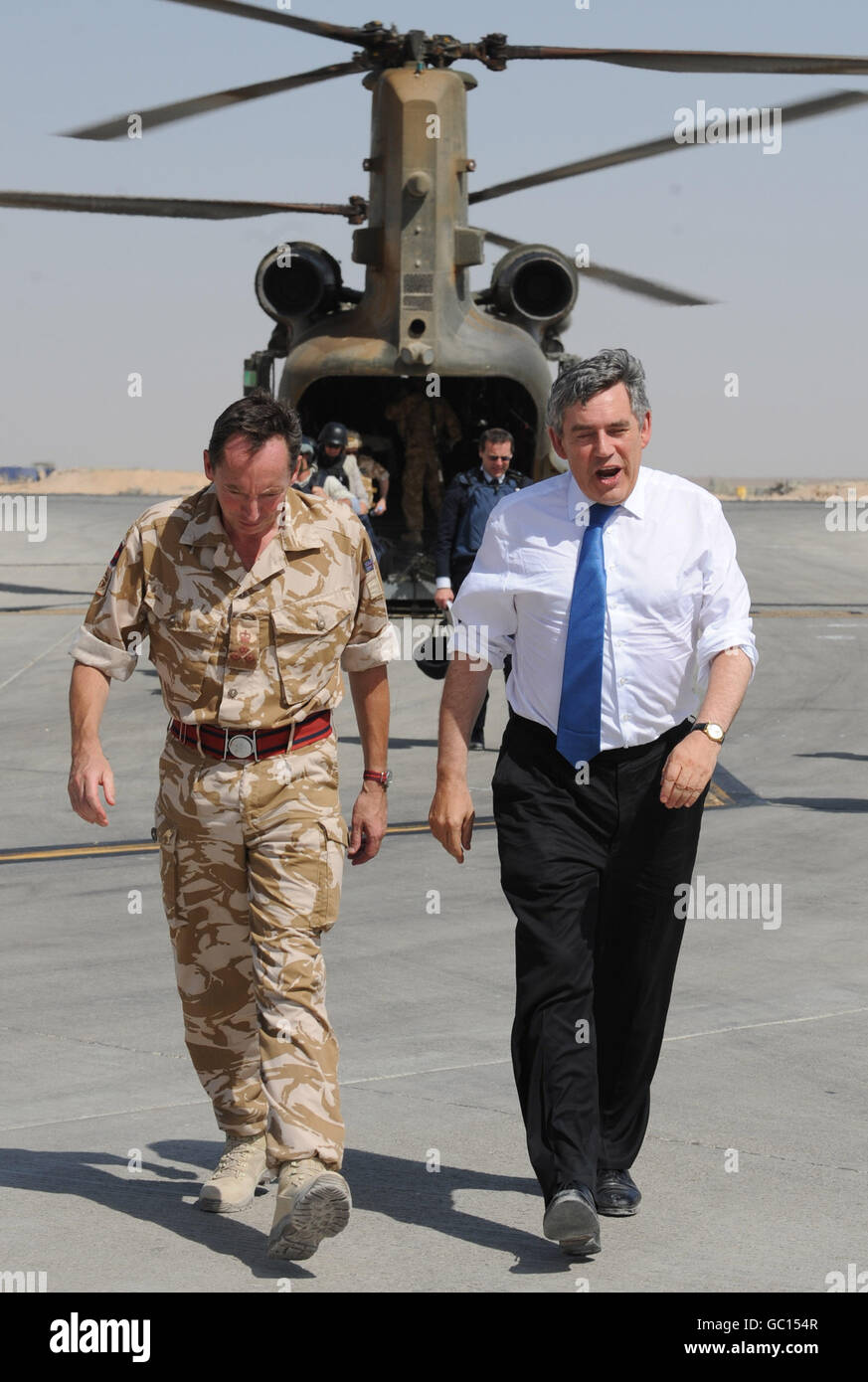 Il primo ministro Gordon Brown è incontrato oggi dal brigadiere Christopher Tickell al Camp Bastion di Lashkar Gah in Afghanistan. Foto Stock