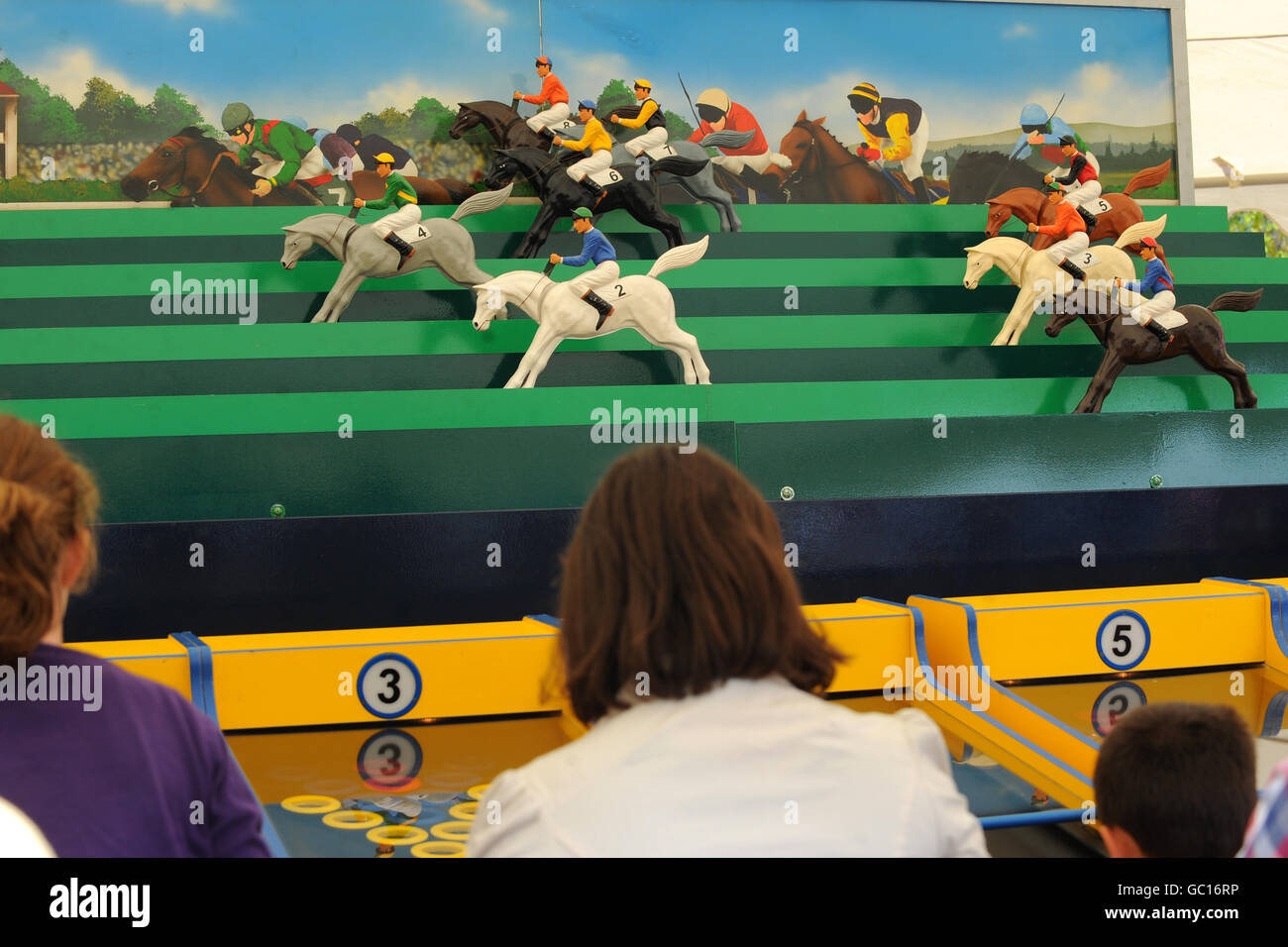 Vista generale di una partita di corse di cavalli a Epsom Downs ippodromo Foto Stock