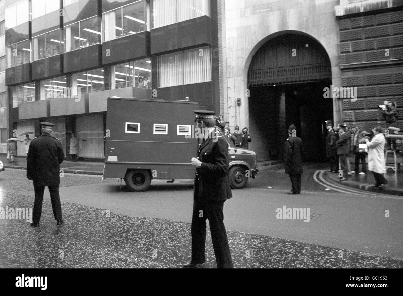 Un furgone di polizia che arriva all'Old Bailey con Geoffrey prime, che è stato in remand da quando comparso alla corte dei magistrati di Hereford accusato ai sensi della sezione 1 della legge ufficiale dei segreti. Foto Stock