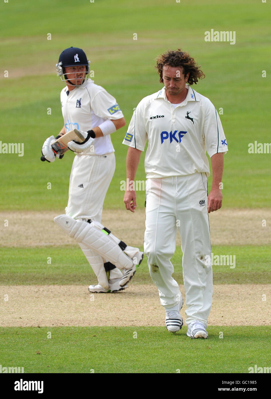 Cricket - Liverpool Victoria County Championship - Divisione uno - giorno tre - Nottinghamshire / Warwickshire - Trent Bridge. Ryan Sidebottom (a destra) di Nottinghamshire sembra sconsolato mentre ammette che corre fuori da Ian Bell (a sinistra) di Warwickshire Foto Stock