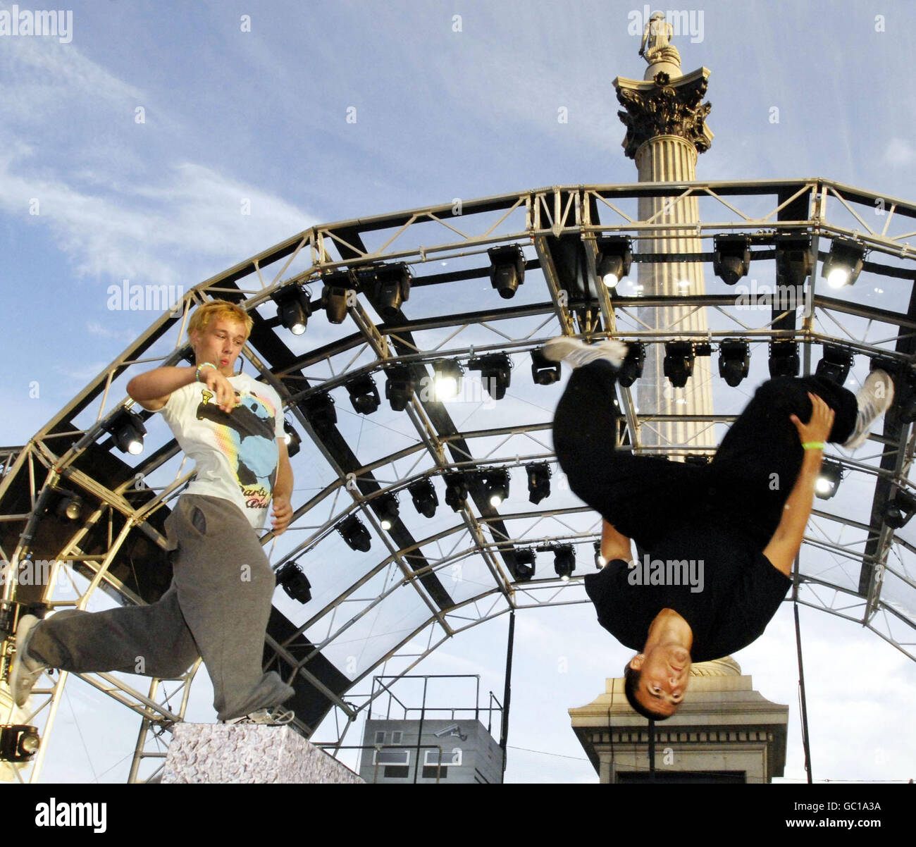 Persone in corso al Barclaycard World Freerunning Championships a Trafalgar Square di Londra. Foto Stock