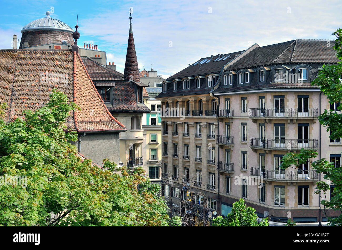 Ginevra, Svizzera - 17 agosto: vista degli edifici nel centro della città di Ginevra il 17 agosto 2015. Ginevra è la seconda più grande cit Foto Stock