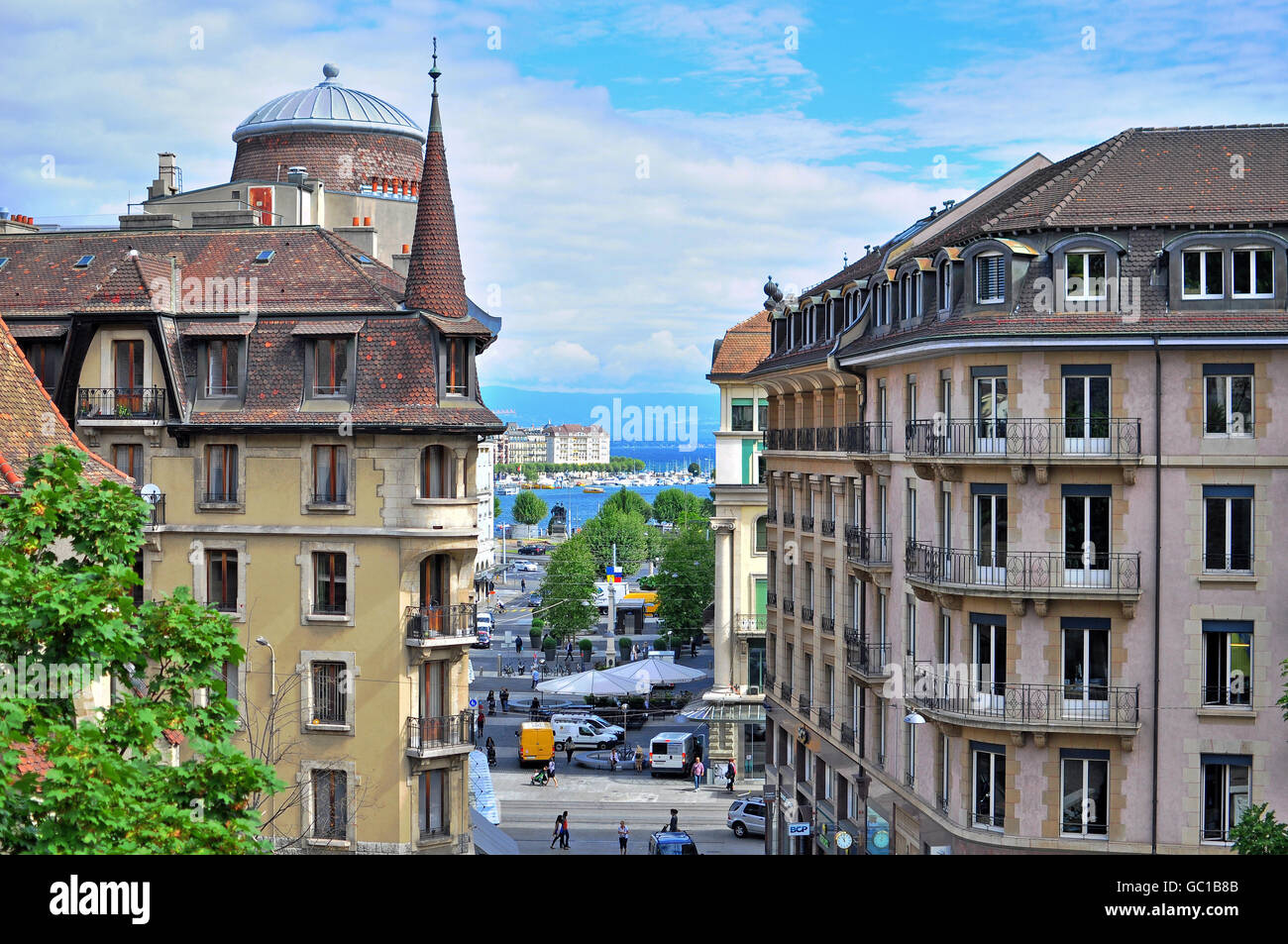 Ginevra, Svizzera - 17 agosto: vista dell'edificio nel centro della città di Ginevra il 17 agosto 2015. Ginevra è la seconda città più grande Foto Stock