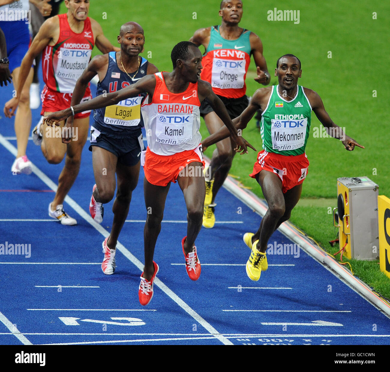 Atletica - Campionati mondiali di atletica IAAF - cinque giorni - Berlino 2009 - Olympiastadion. Il Bahrain Yusuf Saad Kamal vince la finale di 800m da Deresse Mekonnen dell'Etiopia Foto Stock