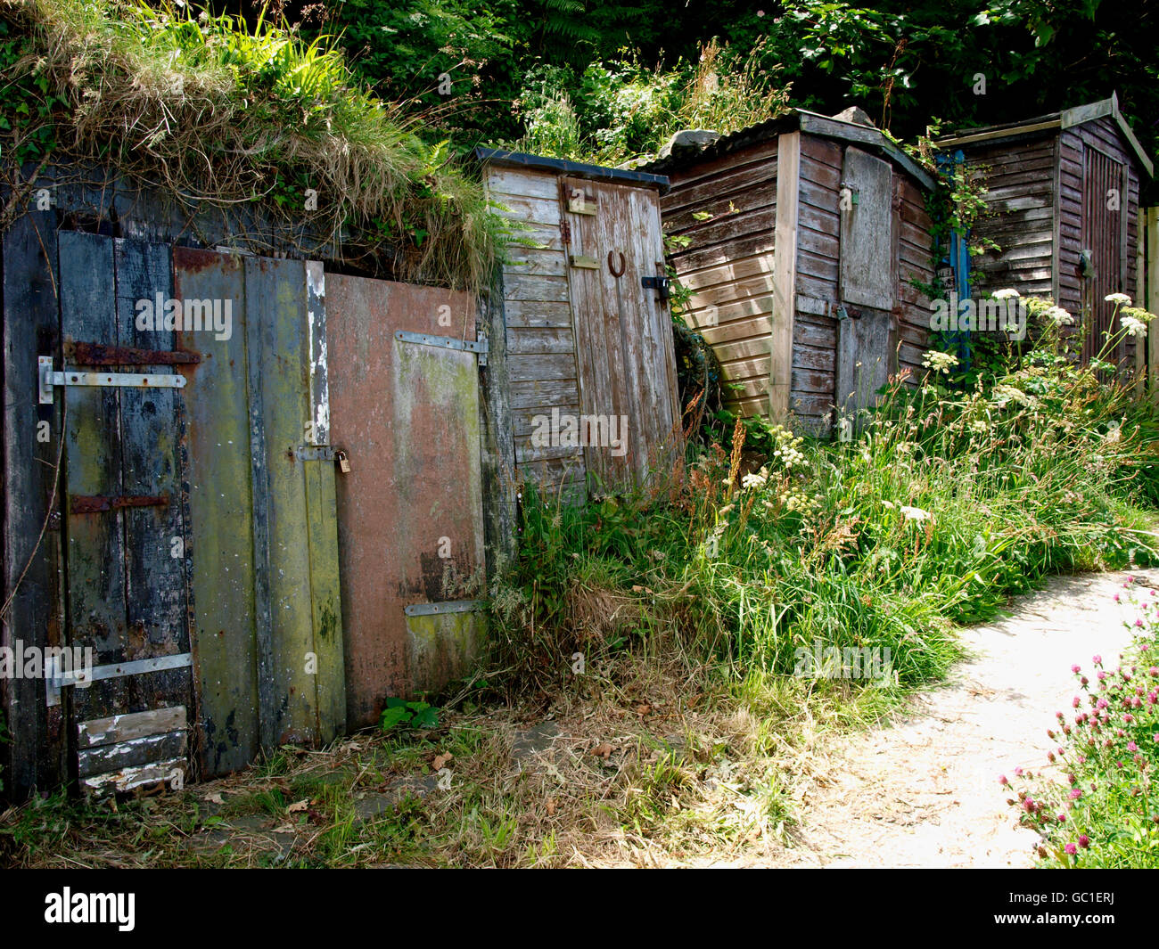 Fila di vecchi capannoni, Bucks Mill, Devon, Regno Unito Foto Stock