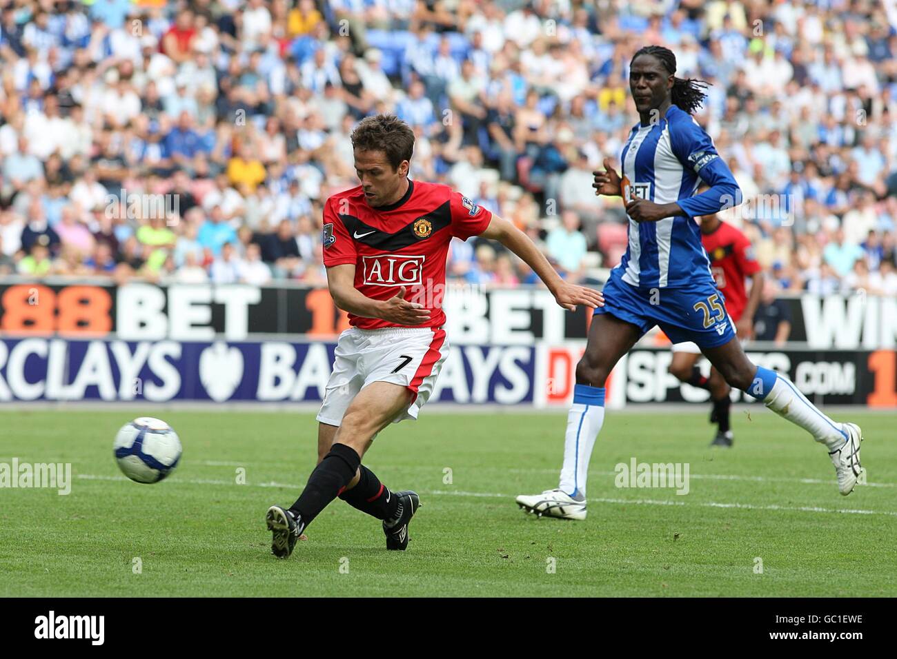 Calcio - Barclays Premier League - Wigan Athletic / Manchester United - DW Stadium. Michael Owen, il Manchester United, segna il quarto obiettivo Foto Stock