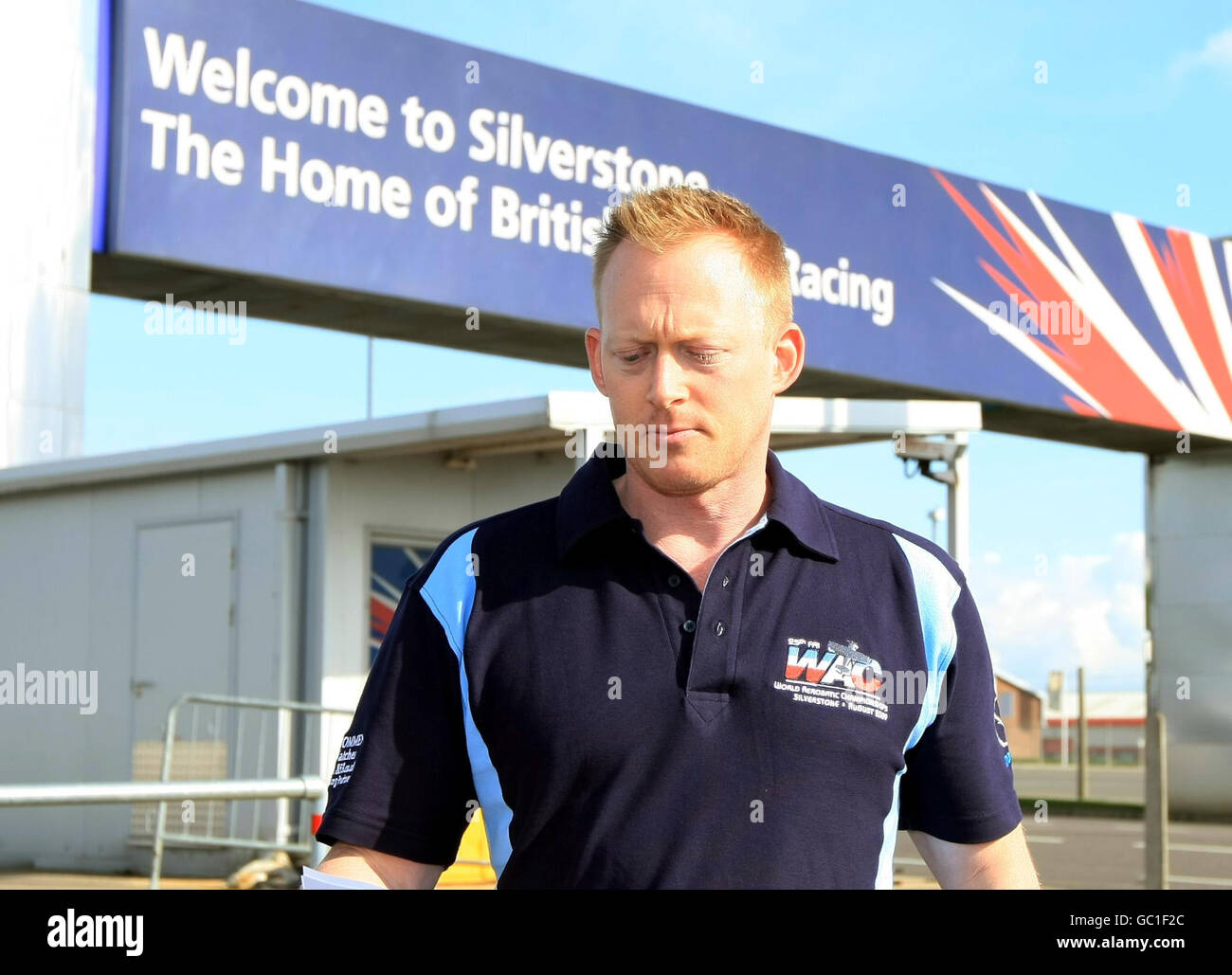 Jeff Zaltman, fondatore e amministratore delegato di Flying Aces, dopo aver fatto una dichiarazione sull'incidente di un aereo al circuito di Silverstone nel Northamptonshire. Foto Stock