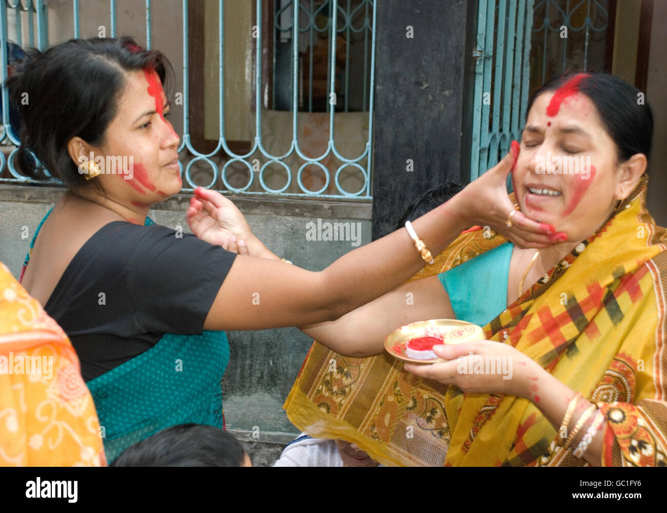 Lo scambio tra vermillion casalinghe Indù alla fine di Durga Puja festival, Calcutta, West Bengal, India Foto Stock