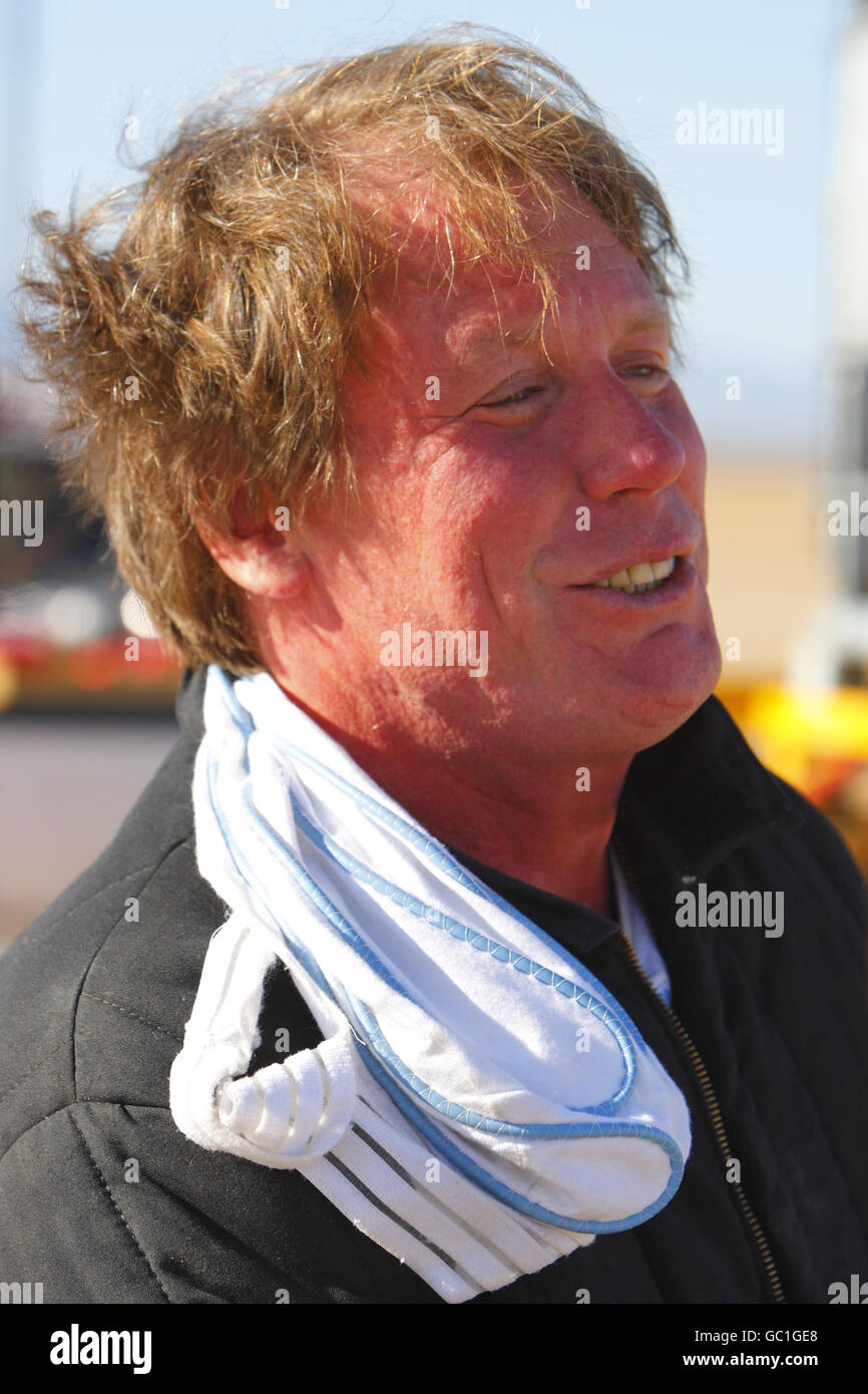 Il finanziatore e pilota del team British Steam Car Challenge Charles Burnet III festeggia accanto al suo veicolo al Rogers Dry Lake sulla base dell'aeronautica di Edwards, Mojave Desert, California, USA dopo aver superato il record di velocità di terra per un'auto a vapore. Foto Stock