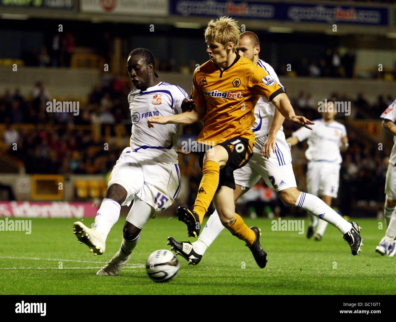 Kevin Amankwaah di Swindon (a sinistra) si schiarisce da Andy Keogh dei Lupi durante la seconda partita della Carling Cup a Molineux, Wolverhampton. Foto Stock