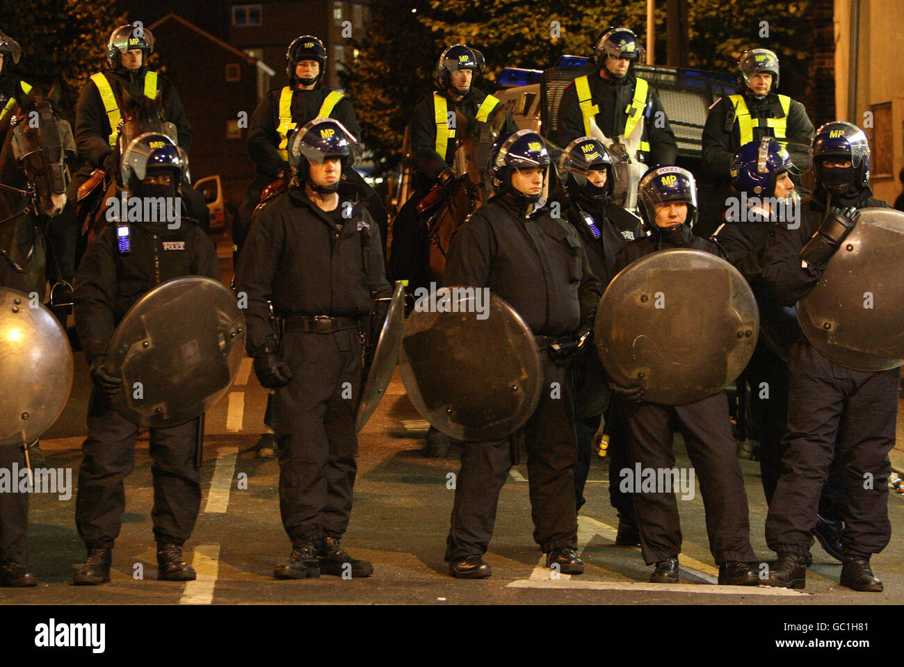 Ha montato la polizia e i colleghi in equipaggiamento da sommossa vicino a Upton Park dopo la partita di calcio West Ham Against Millwall nella parte est di Londra. Foto Stock