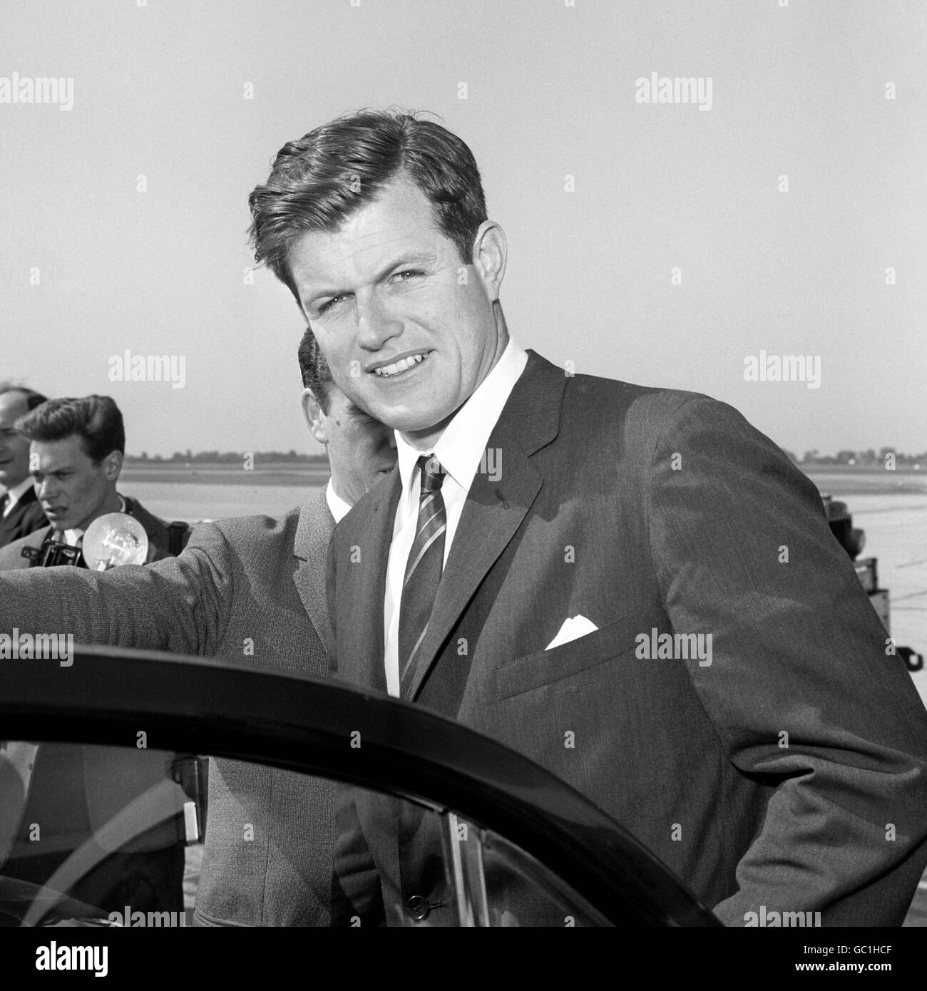 Edward Kennedy, fratello minore del presidente degli Stati Uniti John F Kennedy, all'aeroporto di Londra in viaggio per Roma. Foto Stock
