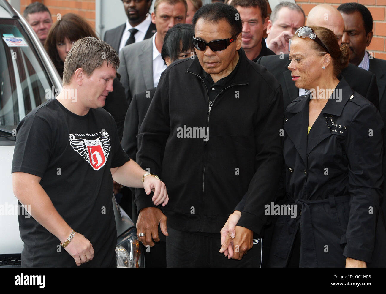 Ricky Hatton (a sinistra) e la leggenda del pugilato Muhammad Ali durante una visita alla palestra di Hatton a Hyde, Manchester. L'aspetto di Ali fa parte di un breve tour nel Regno Unito che include una cena oggi in suo onore allo stadio Old Trafford del Manchester United. Foto Stock